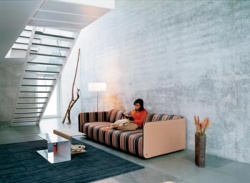 Sofa typ 6900 se zvětšenou hloubkou sedáku 83 cm (š. 264 cm, celková hl. 117 cm, v. 70 cm), kombinace dvou potahů (kůže, látka), výrobce Rolf Benz, cena v této velikosti od 106 610 Kč (STOPKA)