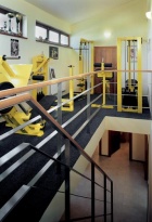 Na galerii v patře je umístěna dobře vybavená posilovna pro celou rodinu
