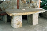 Stůl o rozměrech 160 x 100 x 10-15 cm o hmotnosti 600 až 800 kg stojí asi 14 000 Kč. Lavice je konstruovaná obdobně, ale je samozřejmě nižší a užší.