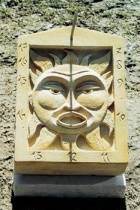 Sluneční hodiny z hořického pískovce o rozměrech 50 x 40 x 15 cm stojí 8 200 Kč