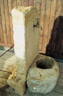 Pískovcové pítko s mosazným nebo bronzovým kohoutkem se hodí třeba ke kamenným zídkám. Stojí asi 12 000 Kč