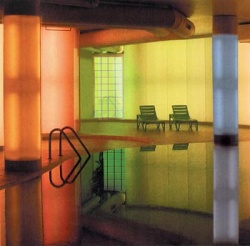 ACTIVE LIGHT, nepřímé osvětlení bazénu systémem zářivkových svítidel za difuzními panely. Výsledný barevný efekt je dosažen pomocí aditivního míchání základních barev. Výrobce Zumtobel Staff, cena podle typu zakázky (ELIOS LIGHTING)