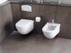 Zejména pro lofty je určena závěsná verze klozetu s bidetem z kolekce Wash Point, ceny: klozet 5 150 Kč, sedátko 1 588 Kč, bidet 5 747 Kč, IDEAL STANDARD