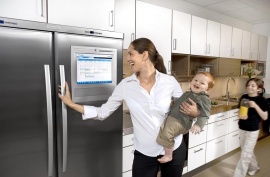 Velkokapacitní chladnička a mraznička Screenfridge má ve dveřích integrovaný počítač, který mimo jiné umožňuje surfování po internetu, sledování televize, chatování, přehrávání MP3 skladeb, k televiznímu signálu je chladnička připojena prostřednictvím bezdrátového spojení, má vestavěné reproduktory, rádio, mikrofon a videokameru, cena 250 000 Kč, ELECTROLUX