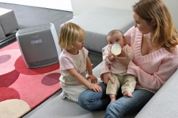 Čistička vzduchu Oxy3silence Air Cleaner Z8020 má certifikát britské a švédské Nadace pro alergii, jednoduše omyvatelný plastový filtr, monitor kvality vzduchu sleduje proveň znečištění, automatická regulace stupně filtrace, automatické nastavení výkonu, monitoruje hluk v místnosti a nastaví výkon tak, aby byla čistička neslyšitelná, integrovaný časovač umožňuje nastavit program na 15minutový, 2 nebo 9hodinový výkon, dětská pojistka, dálkové ovládání, cena 8 990 Kč, AEG - ELECTROLUX