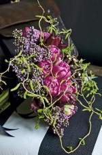 Střed kytice z růžových plnokvětých tulipánů doplňuje fialový šeřík (Tulipa, Syringa) - vpravo