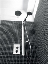 I když sprchový kout slouží hlavně k rychlé hygieně, široké hlavice poskytují i příjemné relaxační sprchování