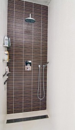 Minimalisticky pojatý sprchový kout si užívá celá rodina, včetně malého Mikuláše