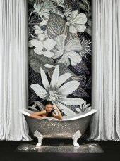 Design obkladu mnohdy navazuje na sanitární vybavení, série Flower power (TREND), IL BAGNO