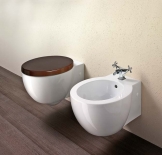 Z kolekce Roma (CATALANO) je závěsný bidet za 14 280 Kč a závěsný klozet za 14 280 Kč, WC sedátko stojí 3 360 Kč, EIM UNIVERS