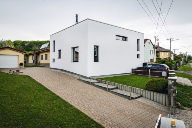 Dům jednoduchého tvaru zaujme atypickou kompozicí oken, která připomíná abstraktní obraz. Ve skutečnosti byly umístění, tvar a velikost oken pečlivě navrženy s ohledem na optimální osvětlení interiéru a výhled