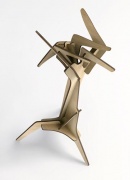 Němý sluha Mr. Zak (Hubero Kororo/GEA), design Jaroslav Juřica (2004), s ramínkem na sako i kalhoty, 2 páry věšáků k volnému odložení svršků, překližka bříza nebo buk, přírodní, varianta - mořeno na světlý mahagon, 130 x 60 x 60 cm, cena 5 300 až 6 100 Kč, HUBERO KORORO