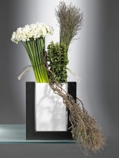 Narcis, pryšec (Euphorbia), ozdobnice čínská (Miscanthus), cena dekorace 1 500 Kč, HOLANDSKÁ KVĚTINOVÁ KANCELÁŘ