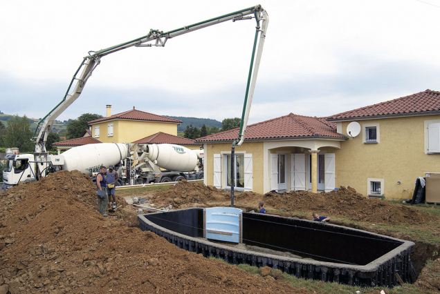 4. Pomocí mixu s betonem a čerpadla se napustí stěny betonovou kaší.
