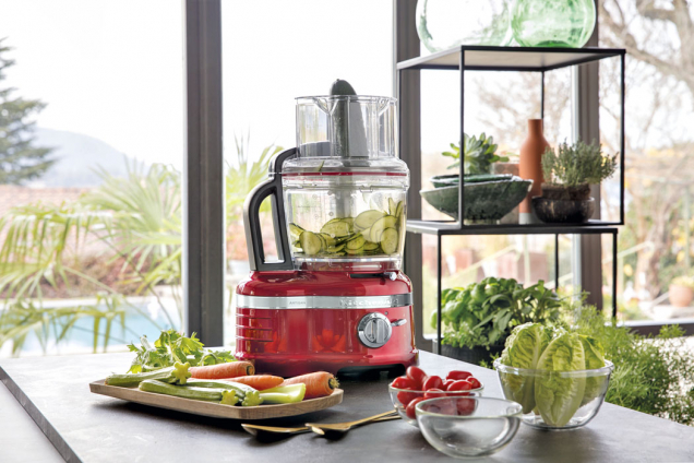 8. Food processor, výrobce: KitchenAid, cena: 5 190 Kč, www.kitchenaid.cz - KitchenAid Food Processor 5KFP0925 je kompaktní multifunkční přístroj a univerzální pomocník se dvěma pracovními miskami 2,1 a 0,71 l, výměnnými noži, krájecím a strouhacím kotoučem.