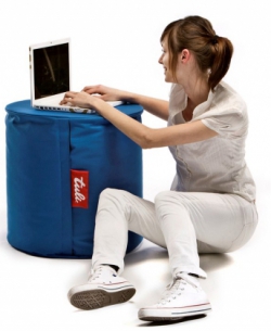 Odkládací stolek Friend, polyester, průměr 50 cm, výška 50 cm, objem 150 ml, 14 barev, cena 2 799 Kč, www.tuli-tuli.cz