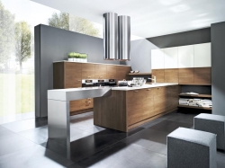 Elegantní propojení kolkce NX350 (Nus Virginia) a NX501 (Magnolia, vysoký lesk) s nerezovým pultem dává sestavě exkluzivní vzhled, cena nábytku (bez nerezové desky) 280 000 Kč