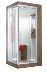 Design dřeva může být použit i na rám sprchové kabiny. Typ Colorem navrhl designér Marc Sadler, cena (podle velikosti) od 182 000 Kč, IDEAL STANDARD