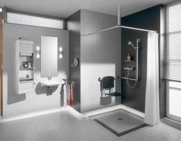 Bezbariérový sprchový kout se speciálními doplňky značky KEUCO z řady Plan Care, ceny: madlo 14 300 Kč, sedátko 14 200 Kč, tyč na závěs 6 070 Kč, EIM UNIVERS