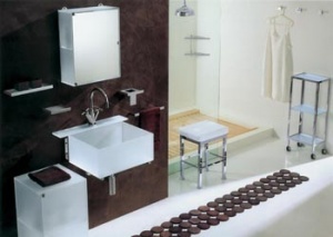 Svými jednoduchými tvary zcela jistě upoutá kolekce Kubo, chrom, matné sklo (design Luigi Boni, OPEN KRISTALLUX). Skříňka E 904 (dvířka zrcadlo) 11 190 Kč, polička 2 890 Kč, mýdlenka 2 499 Kč, držák na kartáčky 3 190 Kč, držák na ručníky (31 x 8 x 2 cm) 1 590 Kč, skříňka na kolečkách 15 990 Kč, židlička 8 199 Kč (ceny jsou bez DPH), AQUA TRADE