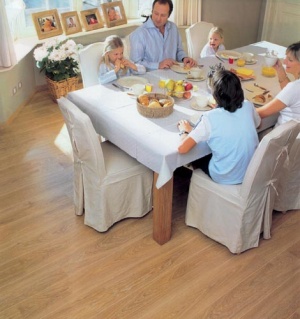 Laminátová podlaha Berry Floor Cottage má strukturu tradičního běleného dubu, cena 695 Kč/metr čtvereční, BANIMPEX