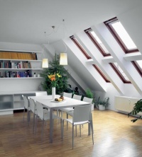 Střešními okny proudí do místnosti dostatek denního světla, které vyzdvihuje architekturu prostoru
