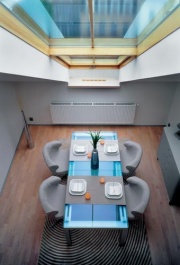 Galerie poskytuje úžasný pohled do jídelny: jídelní stůl First glas, čalouněná židle Alster, koberec Orbis (LIGNE ROSET). Nádobí a všechny dekorační doplňky v celém bytě byly zakoupeny u firmy IDEA DEKOR