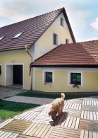 Malý domek je novostavba. Spojuje dům s bývalou stodolou, v níž je dnes bazén.