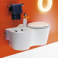 Small + Twin klozet/bidet, dodává se včetně klozetového sedátka, upevnění, s armatrurou a držákem na toaletní papír, cena 23 950 kč (IDEAL STANDARD)