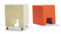 Plastová židlička či stoleček Puffotto (Sintesi2), design Bruno Rainali, k dostání v barvě šedé, modré, béžové, bílé a oranžové, rozměry 40 x 40 x 49 cm, cena 3 025 Kč, DAK INTERIÉRY