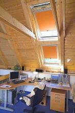 Efektní podkrovní prostor je prosvětlen řadou střešních oken Velux GGL, osazených samostatně a ve dvojicích nad sebou. Jejich součástí jsou ventilační klapky, umožňující větrat místnosti i při zavřených oknech. Radiátory jsou umístěny přímo pod okny, což zamezuje kondenzaci vlhkosti přímo na okenních tabulích