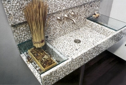 Umyvadlo obložené deskami Riverstone s oblázky zalitými v pryskyřici, cena (podle typu kamenů a zabarvení pryskyřice) od 8 425 do 25 818 Kč za metr čtvereční, KOZÁK BATH & INTERIOR