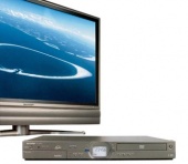 LCD TV Sharp LC-45GD1E s integrovaným DBV-T turnerem pro příjem digitálního vysílání a úhlopříčkou obrazu 114 cm. LCD displej formátu 16:9, digitální optický audiovýstup,slot pro paměťovou kartu. Rozměry LCD displeje s podstavcem š. 1048 x v. 802 x h. 307 mm. Cena 299 999 Kč
