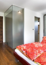 Matné sklo elegantně odděluje koupelnu od ložnice