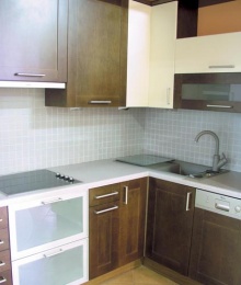Kuchyň má dvířka Form v dýhovaném provedení v kombinaci s dvířky Progres v matném laku v barvě slonové kosti. Cena nábytku cca 150 000 Kč