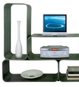 Televizor Sharp LC-15S1E, úhlopříčka 50 cm, kontrast 500:1. Cena 22 999 Kč. Přenosný systém Sharp QT-V5H se zabudovaným DVD/CD/MP3/JPEG přehrávačem a digitálním tunerem, zásobník na 1 DVD/CD, FM/AM digitální tuner, paměť na 20 stanic, podsvícený displej, audiovýkon 2x 5 W, dálkové ovládání. Cena 5 999 Kč, SHARP