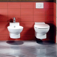 Od firmy KERASAN je série La Fonta, závěsný klozet 6 770 Kč, WC sedátko 1 800 Kč, závěsný bidet 6 770 Kč