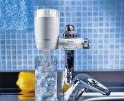 Vodní filtr Philips WP 3811 odstraňuje mechanické nečistoty a pachy. Cena 1 299 Kč (PHILIPS)