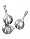 Sada Twist - slánka, pepřenka a cukřenka se lžičkou - pochází z kolekce Living (GEORG JENSEN), vše z nerezu, cena slánky s pepřenkou 3 080 Kč, cukřenku pořídíte za 1 260 Kč, ATELIER PEDRO