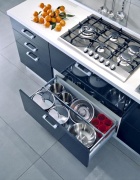 Spodní skříňka kuchyně Reflexa (HOME CUCINE) v šířce 90 cm obsahuje 2 výsuvné koše, cena včetně tandemboxů 14 892 Kč, ITALIA INTERIOR - DESIGN