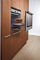 Vestavená pečící trouba HB 365 560 (SIEMENS), 8 druhů ohřevu, pečící vozík softMatic 2, samočištění ecoClean, regulace teploty 50-300 °C, dětská pojistka, rozměry 59,5 x 59,5 x 54,8 cm, cena 43 490 Kč, BSH - DOMÁCÍ SPOTŘEBIČE