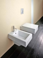 Série Verso (CATALANO) v závěsném hranatém provedení – bidet 14 700 Kč, klozet 14 700 Kč, WC sedátko soft close 3 136 Kč, EIM UNIVERS