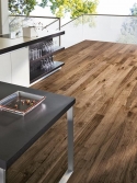 Třívrstvá podlaha v provedení selské prkno ořech se prodává cca za 3 450 Kč/m², TILO