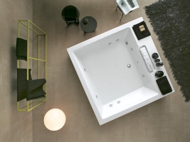 Vana Cube (ALBATROS) pochází z dílny designéra Antonia Citteria, lze ji doplnit hydromasážním systémem a obložit dřevěným panelem v provedení wengé, dub nebo teak, rozměry 180 x 180 x 57 cm. Cena (bez DPH) od 182 900 Kč, SANITEC