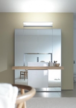 Mirrorwall v užším provedení s jedním umyvadlem, horním osvětlením a konzolou z třešňového dřeva