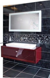Umyvadlo je na desce široké umyvadlové skříňky, na zrcadle je použit ornament typický pro kolekci La Belle, ceny: zrcadlo (včetně osvětlení) 61 560 Kč, umyvadlo (100 x 49 cm) 29 640 Kč