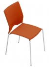 Židle Cosmos (Lammhults), design Gunilla Allard, stohovatelná, různá materiálová provedení, cena od cca 12 500 Kč, AKIT