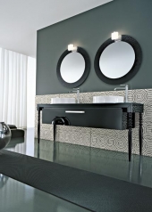 Zrcadlo s osvětlením ze série Deko (Idea Group), průměr 90 cm, černý rám i zrcadlový s ledovými květy, cena 15 900 Kč, IL BAGNO