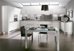 Model kuchyně Tess (SCAVOLINI), lak ve vysokém lesku, bezúchytkové provedení, cena nábytku cca 70 000 Kč/bm, CORRECT INTERIOR