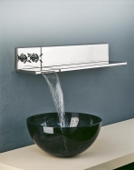 Funkci poličky a efekt vodopádu nabízí designová baterie WaterBlade (RITMONIO), cena baterie 20 456 Kč, polička (ve třech délkách – 17,5, 32,5 a 57,5 cm) 8 318, 9 865 a 12 126 Kč, AQUA TRADE